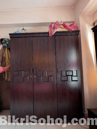 একটি ড্রেসিং টেবিল ও একটি আলমিরা বিক্রয় হবে